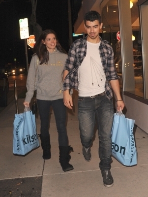  Ashley Greene and Joe Jonas shopping in L.A