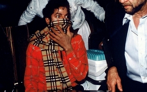  Michael Jackson wearing a burberry scarf