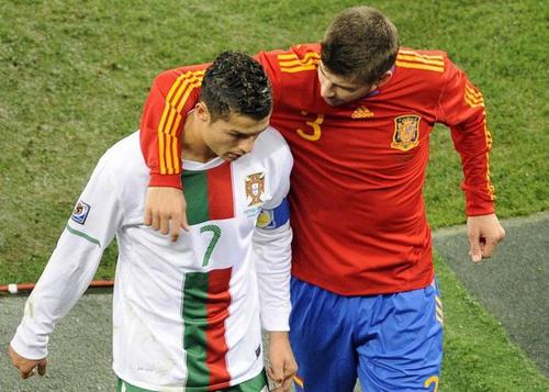  Ronaldo and Piqué embrace