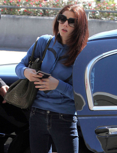  Ashley Greene Arriving At The Vancouver International Airport
