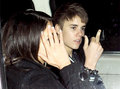 Justin Bieber Flips Off Photogs - justin-bieber-and-selena-gomez photo