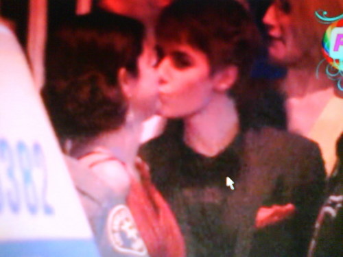 Justin and Selena KISSING at the Oscars