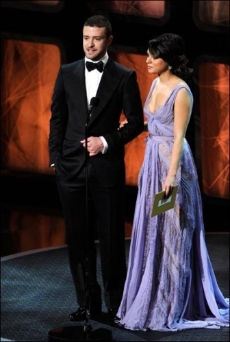  Mila Presenting @ 2011 Academy Awards