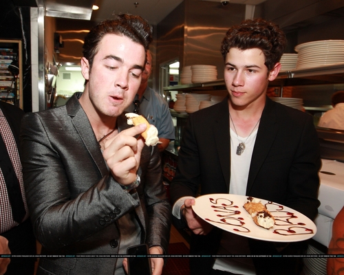  Nick and Kevin Jonas 2011