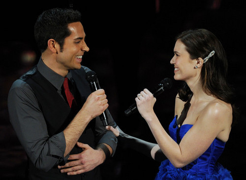  Zachary Levi & Mandy Moore Performing @ the 2011 Academy Awards