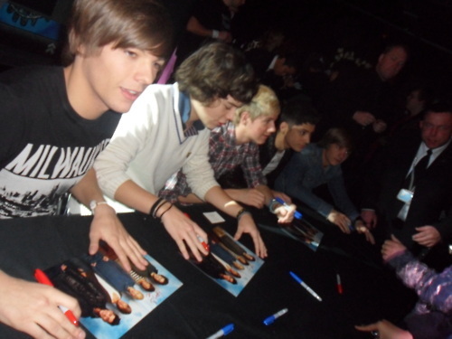 1D = Heartthrobs (I Ave Enternal Love 4 1D) Signing After The Gig In Sheffield! 100% Real :) x