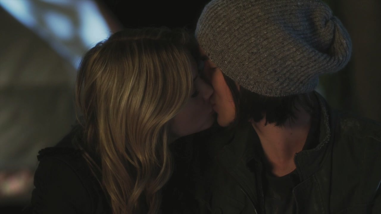 Hanna And Caleb Kissing Cooie11 Mablog Eu