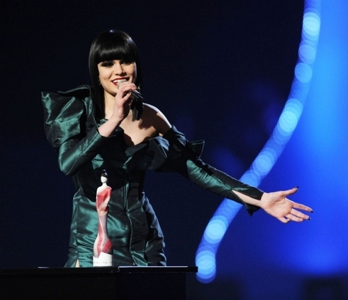  BRIT Awards 2011 - onyesha (HQ)