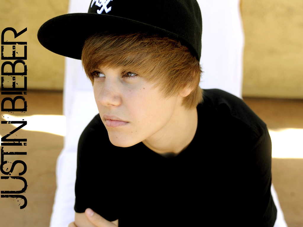 Cute Pose Justin Bieber with Black Hat Wallpapers