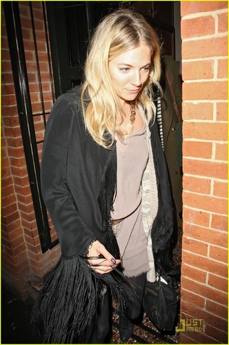  Keira Knightley: Night on the Town with Sienna Miller!