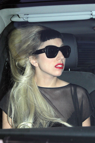  Lady Gaga Arrives in Paris for Mugler tampil