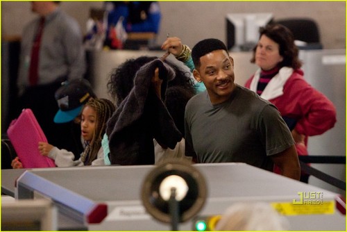  Willow Smith: LAX with Mom, Dad, and Jaden!
