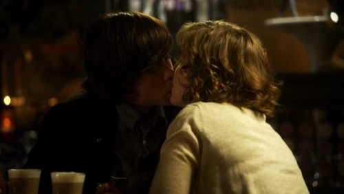 Eli and Clare's on there first ngày together kissing