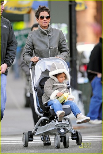 Halle Berry: Central Park Stroll with Nahla!