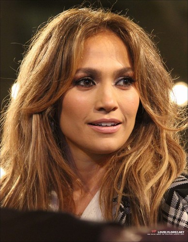 Jennifer Lopez Visits EXTRA At The Grove - 03-03-11