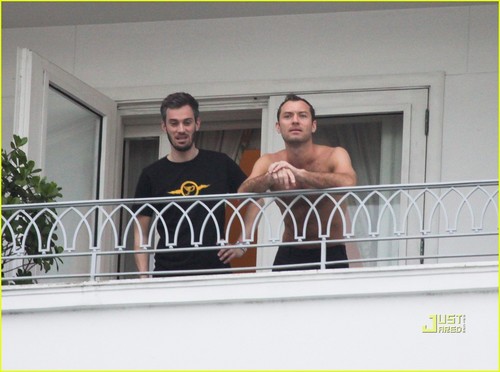  Jude Law: Shirtless in Rio!