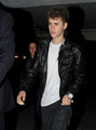 Justin Bieber at Heathrow - justin-bieber photo