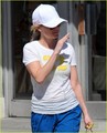 Reese Witherspoon Munches On Lunch - reese-witherspoon photo