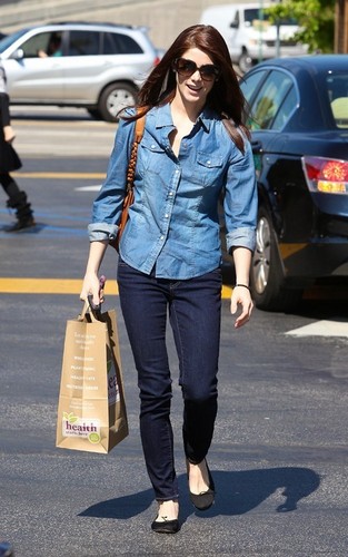 #New candids (MQ): Ashley Greene (@AshleyMGreene) spotted grocery shopping at Whole Foods in LA yest