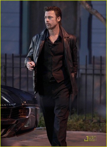  Brad Pitt: Late Night On Set of 'Coganâ€™s Trade'