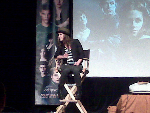  Fist picha and Tweets of Nikki Reed at Twi_Tour