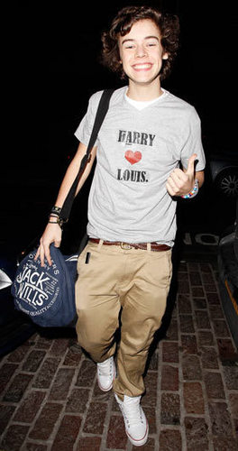  Harry Luvs Louis!!!:)<3xxxx