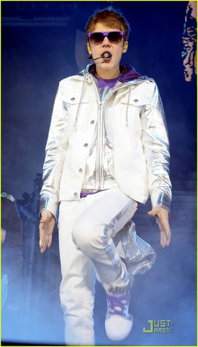  Justin Bieber: Roshon Fegan Wants Ты on Shake It Up!