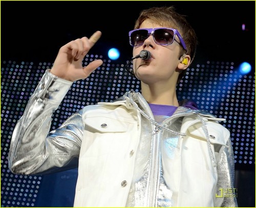  Justin Bieber: Roshon Fegan Wants 你 on Shake It Up!