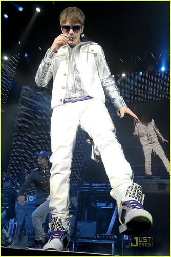  Justin Bieber: Roshon Fegan Wants anda on Shake It Up!