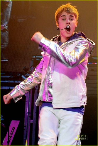  Justin Bieber: Roshon Fegan Wants आप on Shake It Up!
