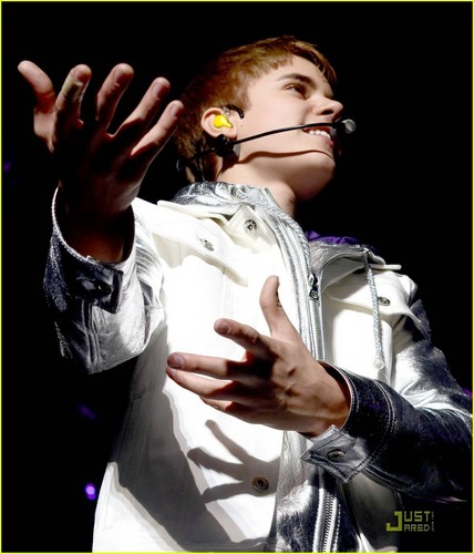  Justin Bieber: Roshon Fegan Wants আপনি on Shake It Up!