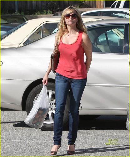 Reese Witherspoon Visits Office Building in Brentwood