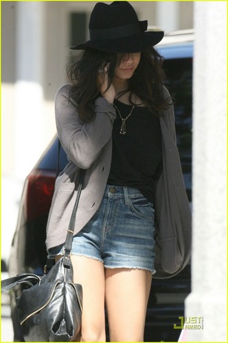  Vanessa out in Studio City