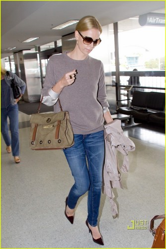  Charlize Theron: Flight Out of Town with Mom!