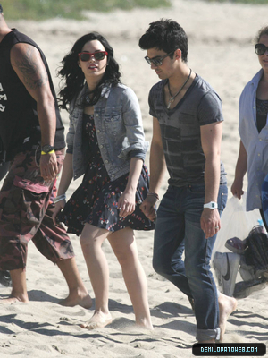  Demi in make a wave on the sets.