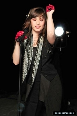  Demi lovato تصویر from get back!