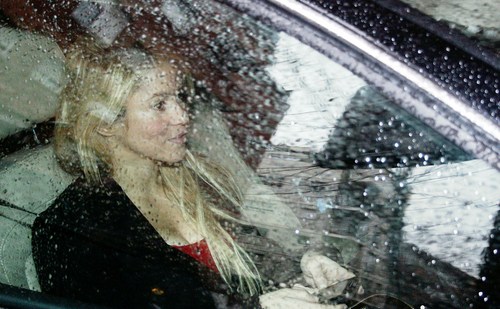  Gerard and Shakira: cinta in rain !!