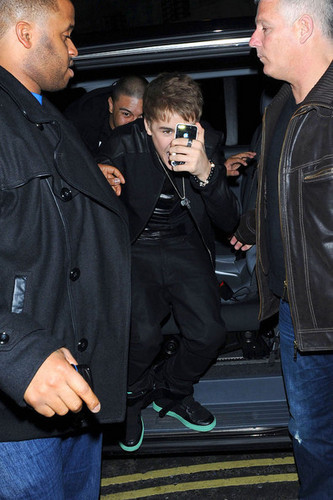  Justin Bieber takes a snap on his IPhone as he stops at La Portes Des Indes restaurant in 伦敦