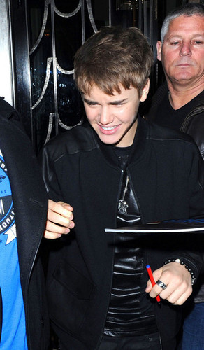  Justin Bieber takes a snap on his IPhone as he stops at La Portes Des Indes restaurant in Лондон
