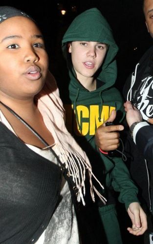  Justin Bieber was swarmed kwa mashabiki as he arrived back at his posh London hotel on Monday night March