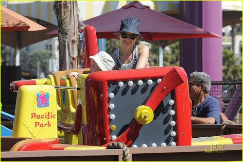 Naomi Watts & Liev Schreiber: Family Fun at the Pier!