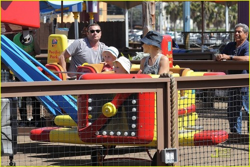 Naomi Watts & Liev Schreiber: Family Fun at the Pier!