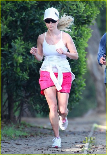  Reese Witherspoon Makes A Run for It