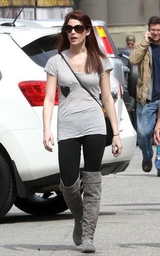  #New candids! Ashley Greene's Week-Ending hari Out with Dad
