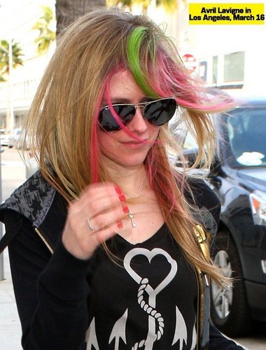  Avril Lavigne-Shopping in Los Angeles 16.03.2011