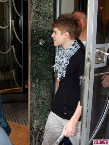  Justin Bieber Sports a Sweet Scarf in লন্ডন