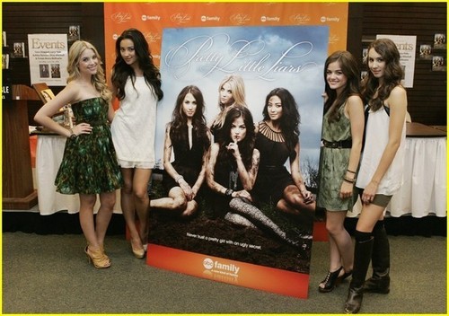 Lucy Hale&the PLL Cast