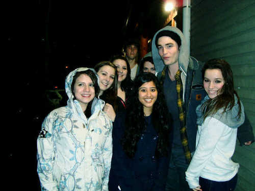  New Pic of Robert Pattinson and Kristen Stewart With fans