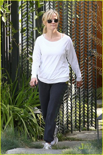  Reese Witherspoon Keeps It Casual