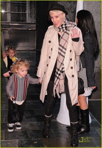  Ashlee Simpson: latte + Bookies Story Time with Bronx!